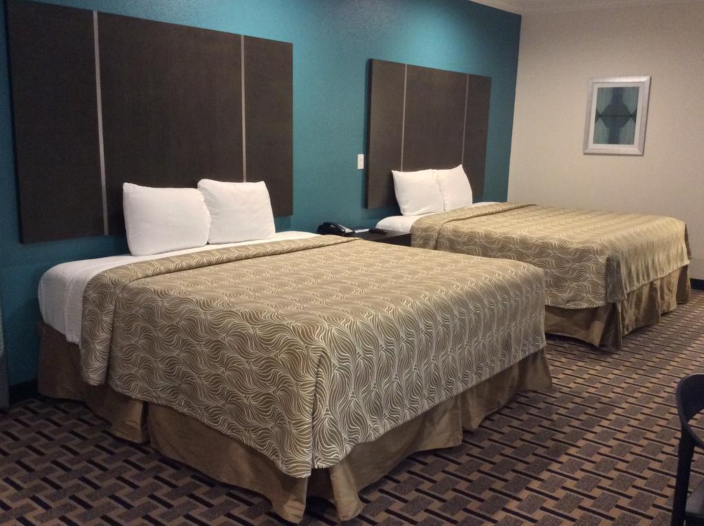 Regency Inn & Suites- Nw Houston 저지빌리지 객실 사진
